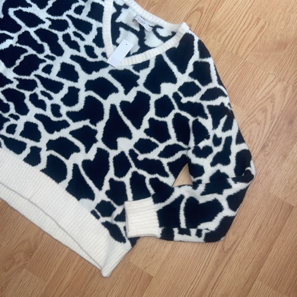 NWT LOFT Black and White Giraffe Print Super Soft Sweater Top Size Large - Picture 4 of 8